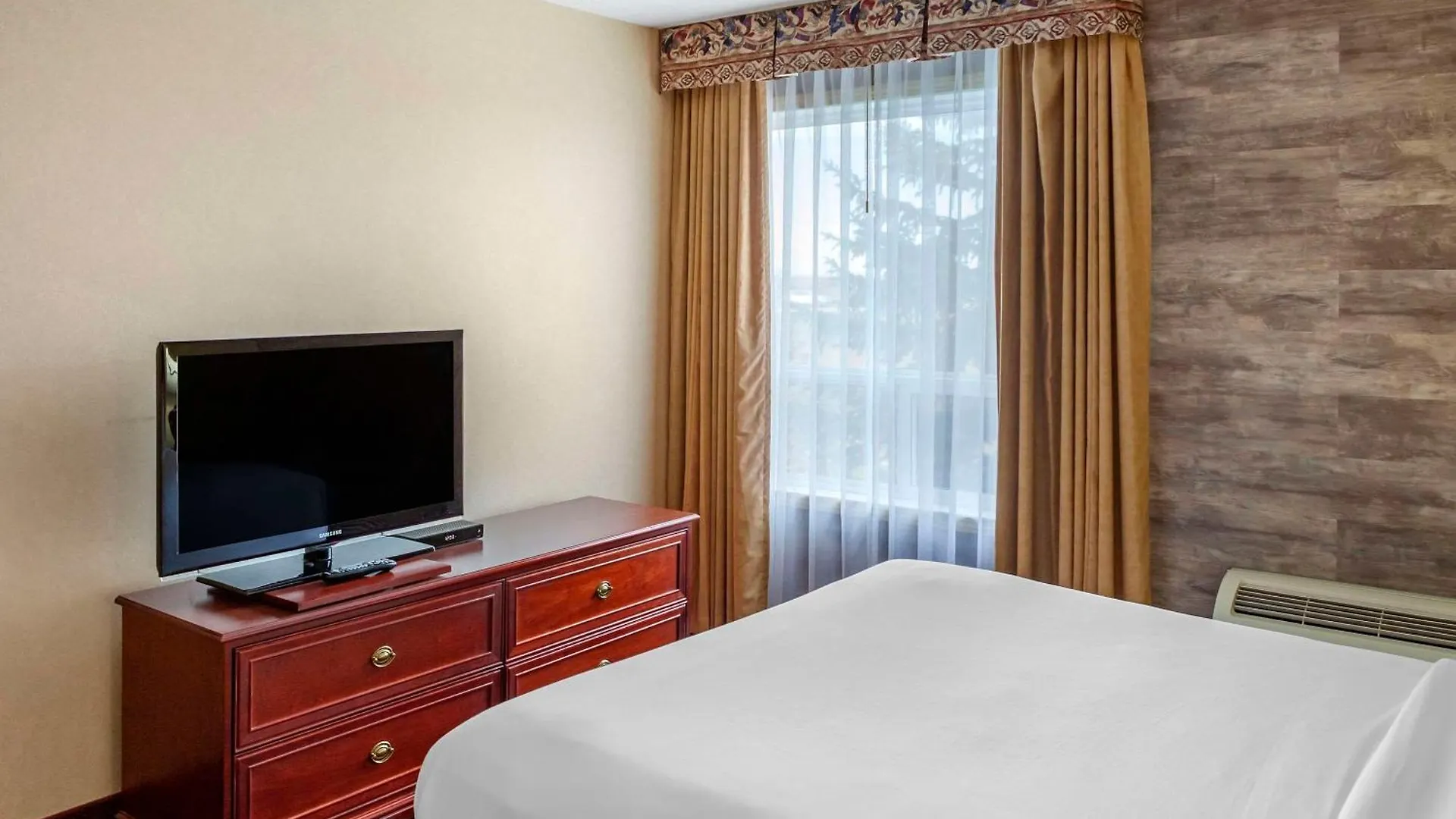 Quality Inn & Suites Edmonton International Airport Leduc 3*,